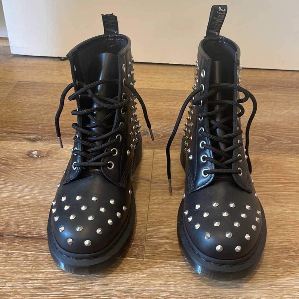 NEW!! Dr. MARTENS 1460 STUD WANAMA LEATHER LACE UP BOOTS sz 7